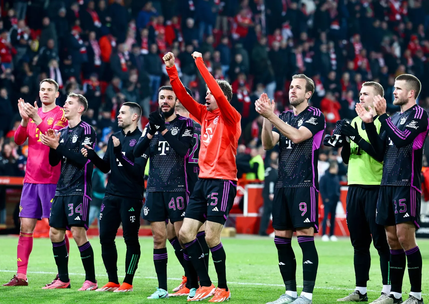 لاعبو البايرن يحتفلون مع جماهيرهم بعد الفوز العريض (إ.ب.أ)