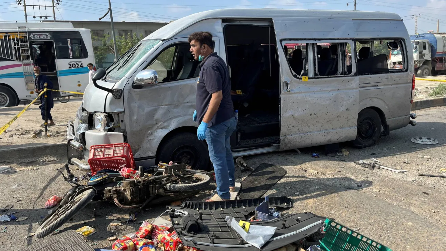 View of a damaged car after a suicide blast in Karachi, Pakistan April 19, 2024. REUTERA/Akhtar Soomro