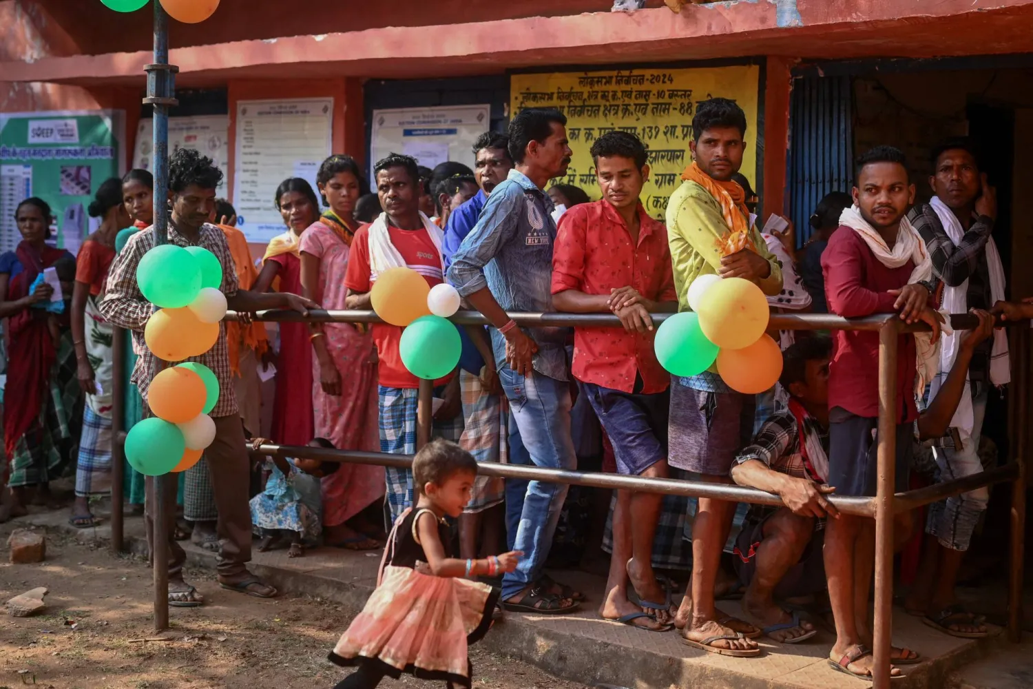 ناخبون ينتظرون للإدلاء بأصواتهم في المرحلة الأولى من الانتخابات الهندية (أ.ف.ب)