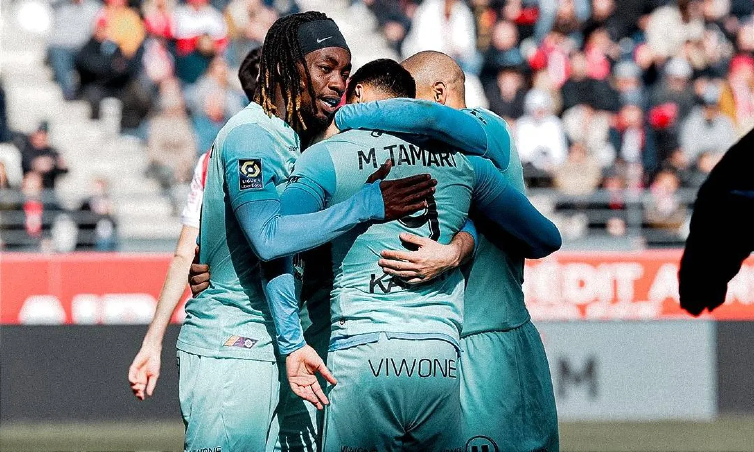 موسى التعمري يحتفل مع لاعبي فريقه (منصة إكس)