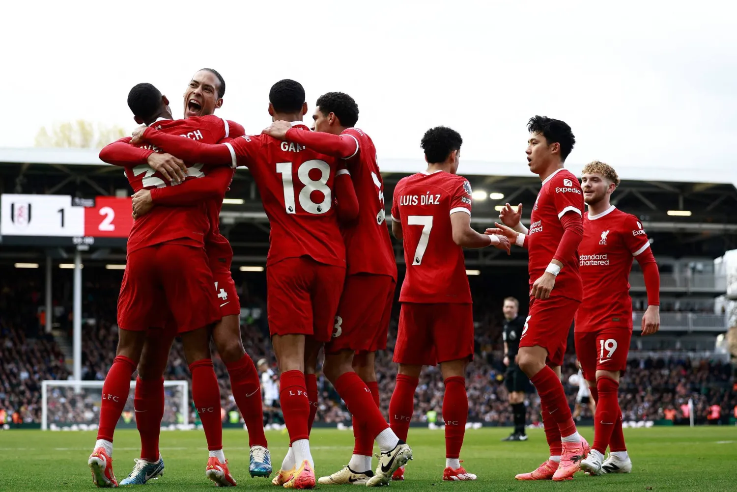 فرحة لاعبي ليفربول عقب فوزهم على فولهام ضمن منافسات الدوري الإنجليزي الممتاز (أ.ف.ب)
