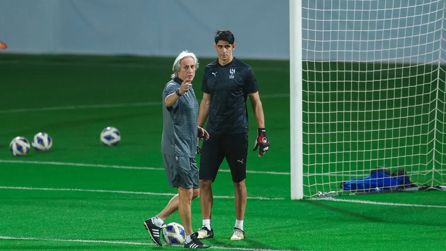 خيسوس المدير الفني للفريق في حديث مع المغربي ياسين بونو (نادي الهلال)