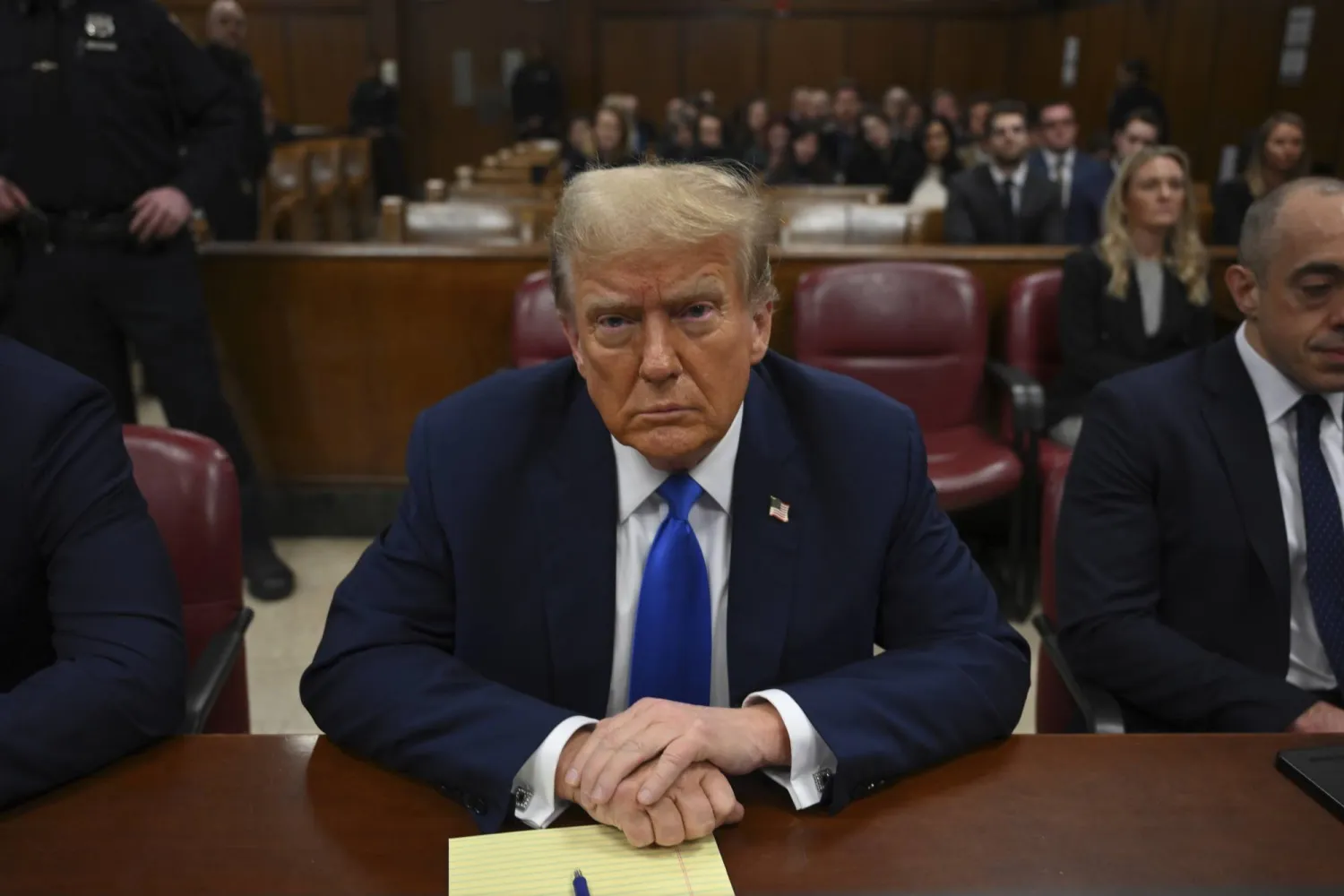 ترمب جالساً داخل قاعة محكمة مانهاتن اليوم (أ.ب)