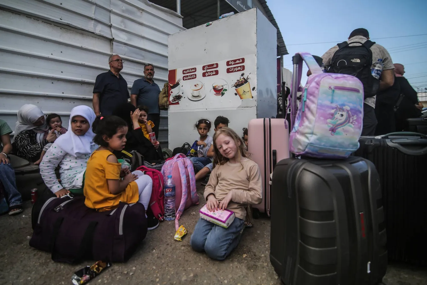 فلسطينيون ينتظرون عند معبر رفح الحدودي بين قطاع غزة ومصر (وكالة الأنباء الألمانية)