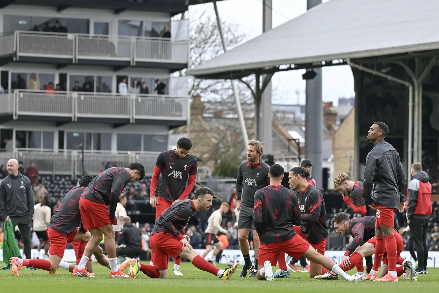 لاعبو ليفربول يتطلعون لمواصلة التقدم في السباق الثلاثي الساخن على اللقب (ا ب ا)