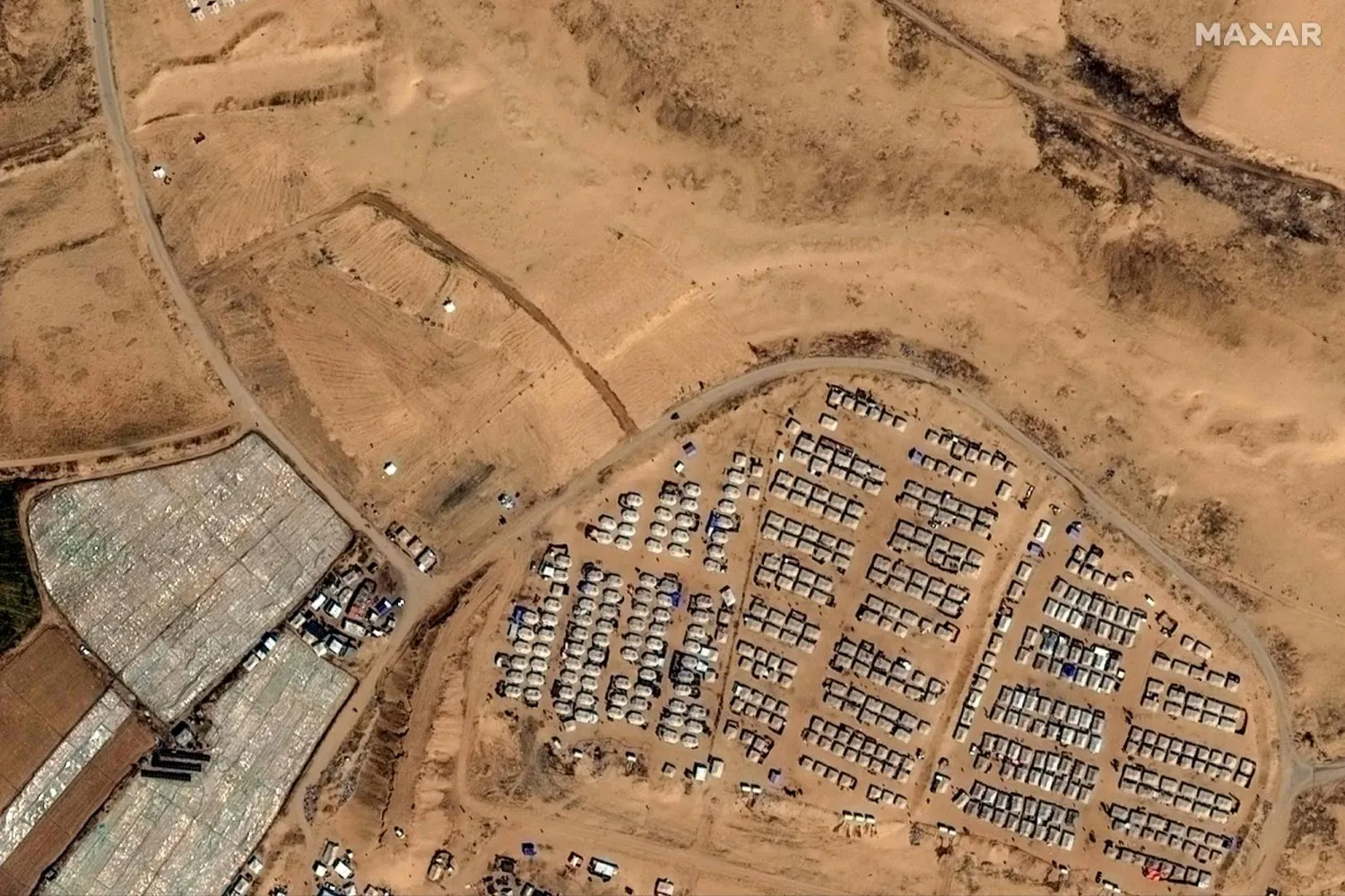 Gazze Şeridi'nin güneyindeki Refah'ta yerinden edilmiş Filistin kamplarının uydu görüntüsü (AFP)