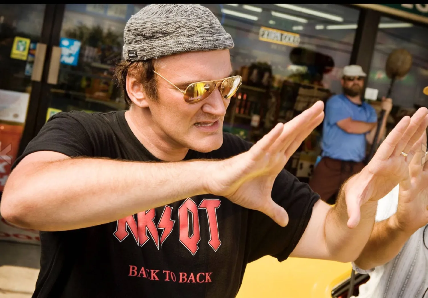 كونتِن تارنتينو وراء الكاميرا خلال تصوير «غريندهاوس» (دايمنشن فيلمز)