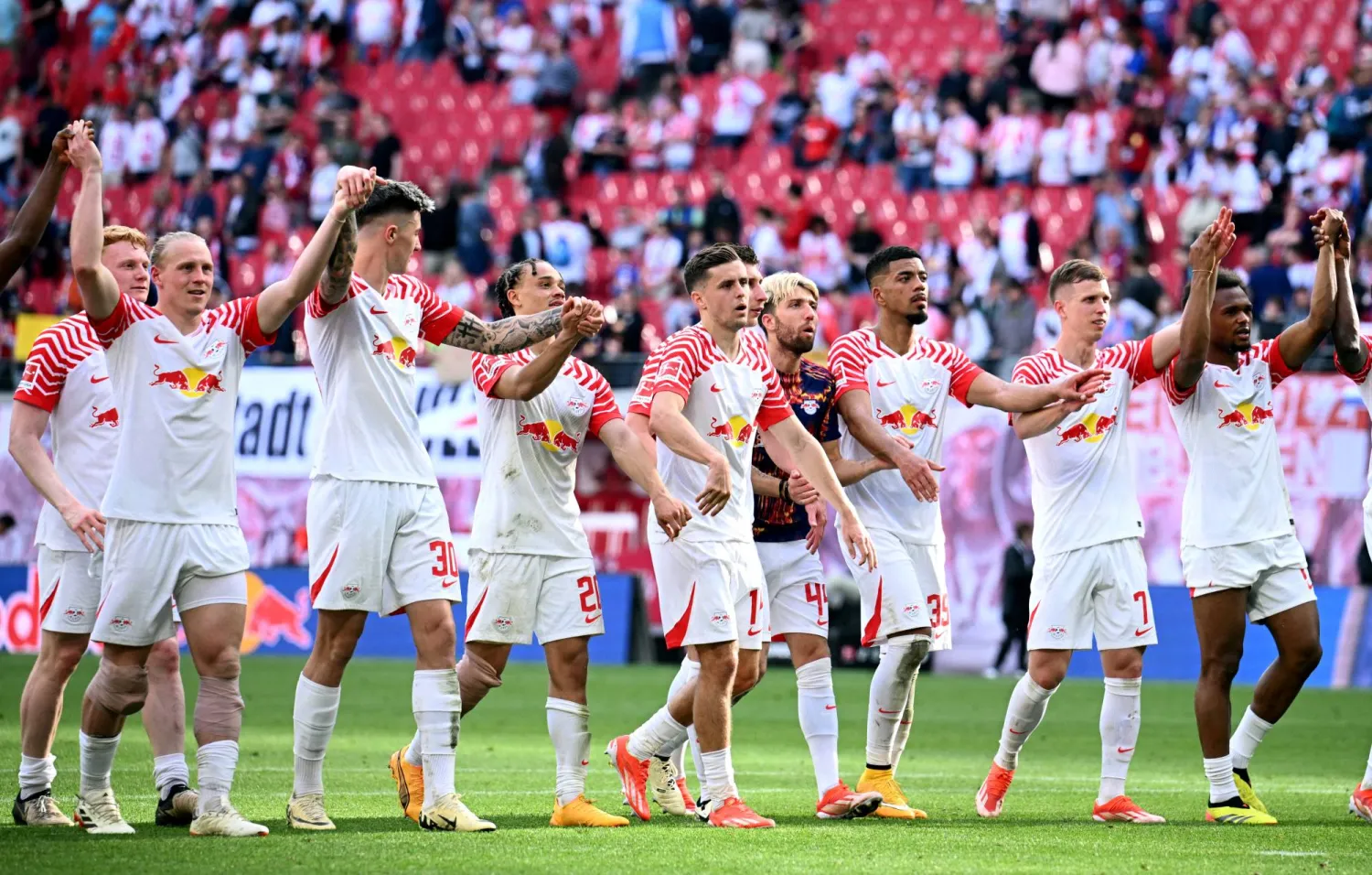 لاعبو لايبزيغ الألماني يحيون جماهيرهم عقب نهاية إحدى المواجهات السابقة (رويترز)