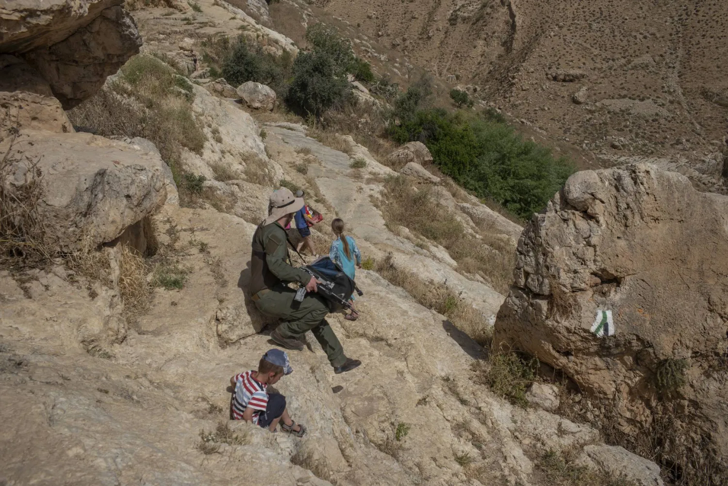 مستوطن إسرائيلي مسلح في غور الأردن (د.ب.أ)