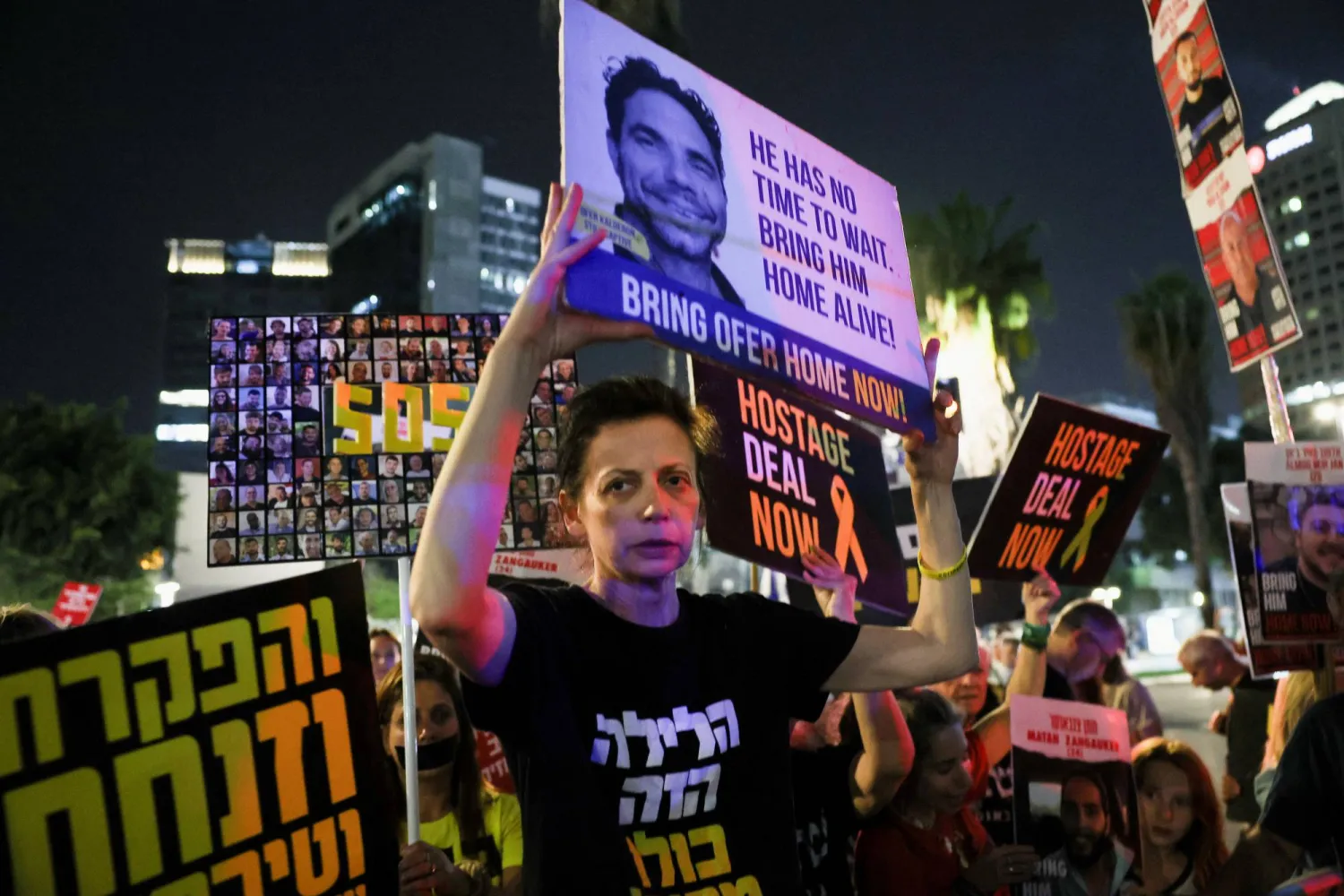 محتجون في تل أبيب يطالبون بالإفراج عن الرهائن الإسرائيليين في قطاع غزة (رويترز)