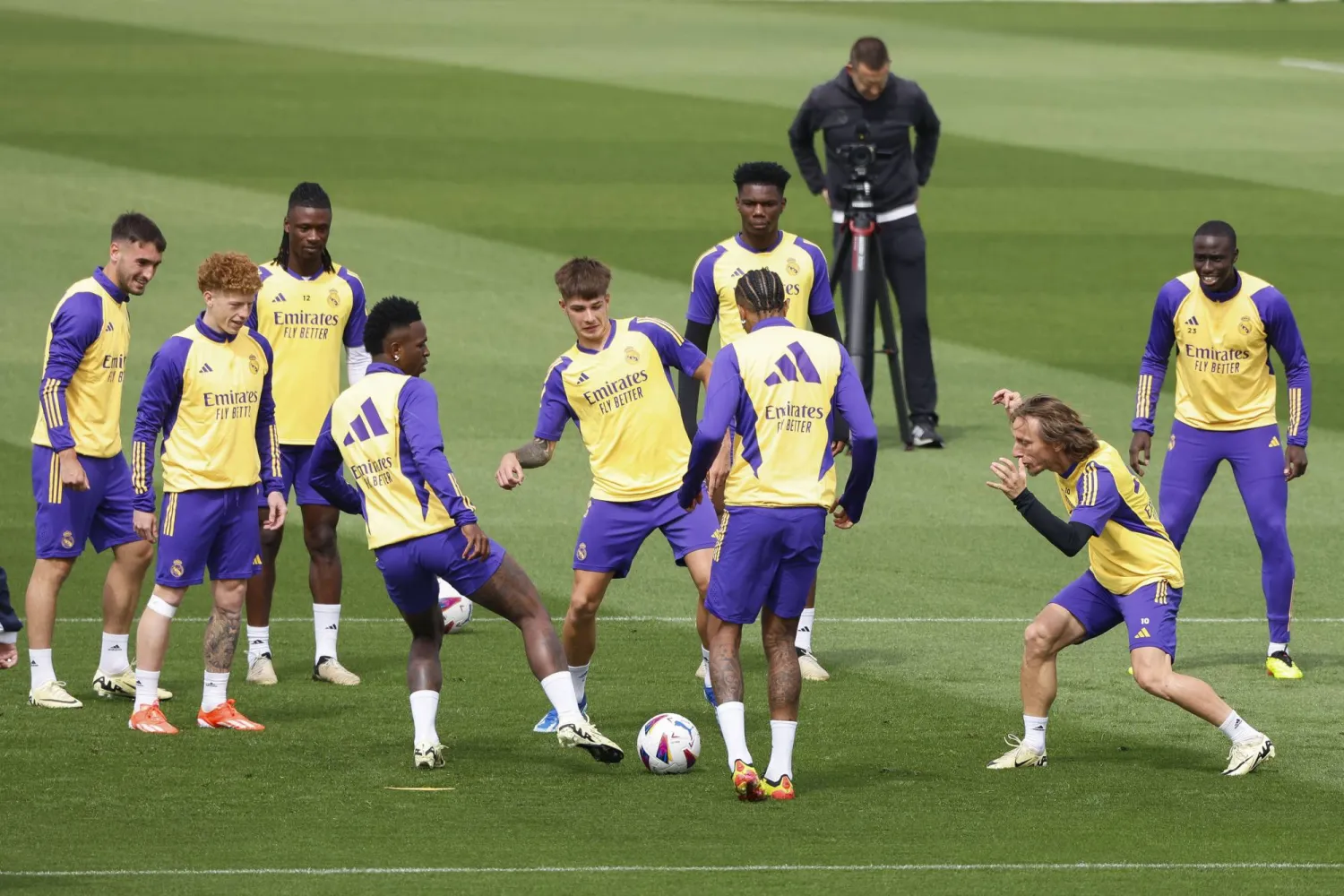 لاعبو الريال خلال التدريبات قبل مواجهة سوسيداد للإقتراب خطوة جديدة من اللقب الإسباني (ا ب ا)