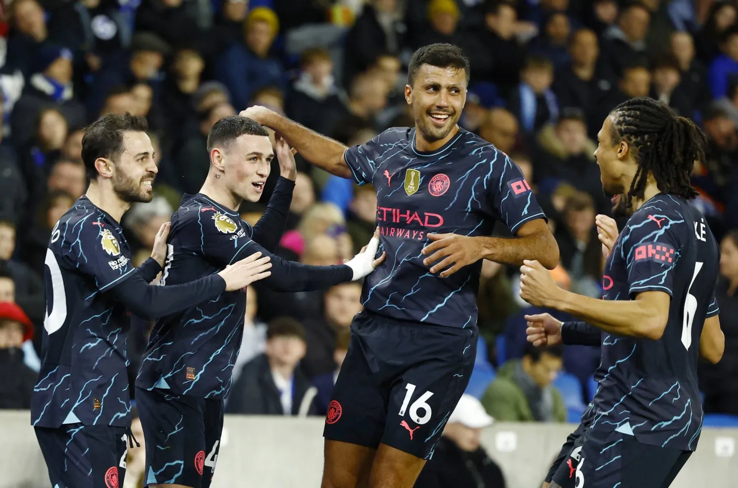 فرحة لاعبي مانشستر سيتي بأحد أهدافهم الأربعة في مرمى برايتون ضمن منافسات الدوري الإنجليزي (رويترز)