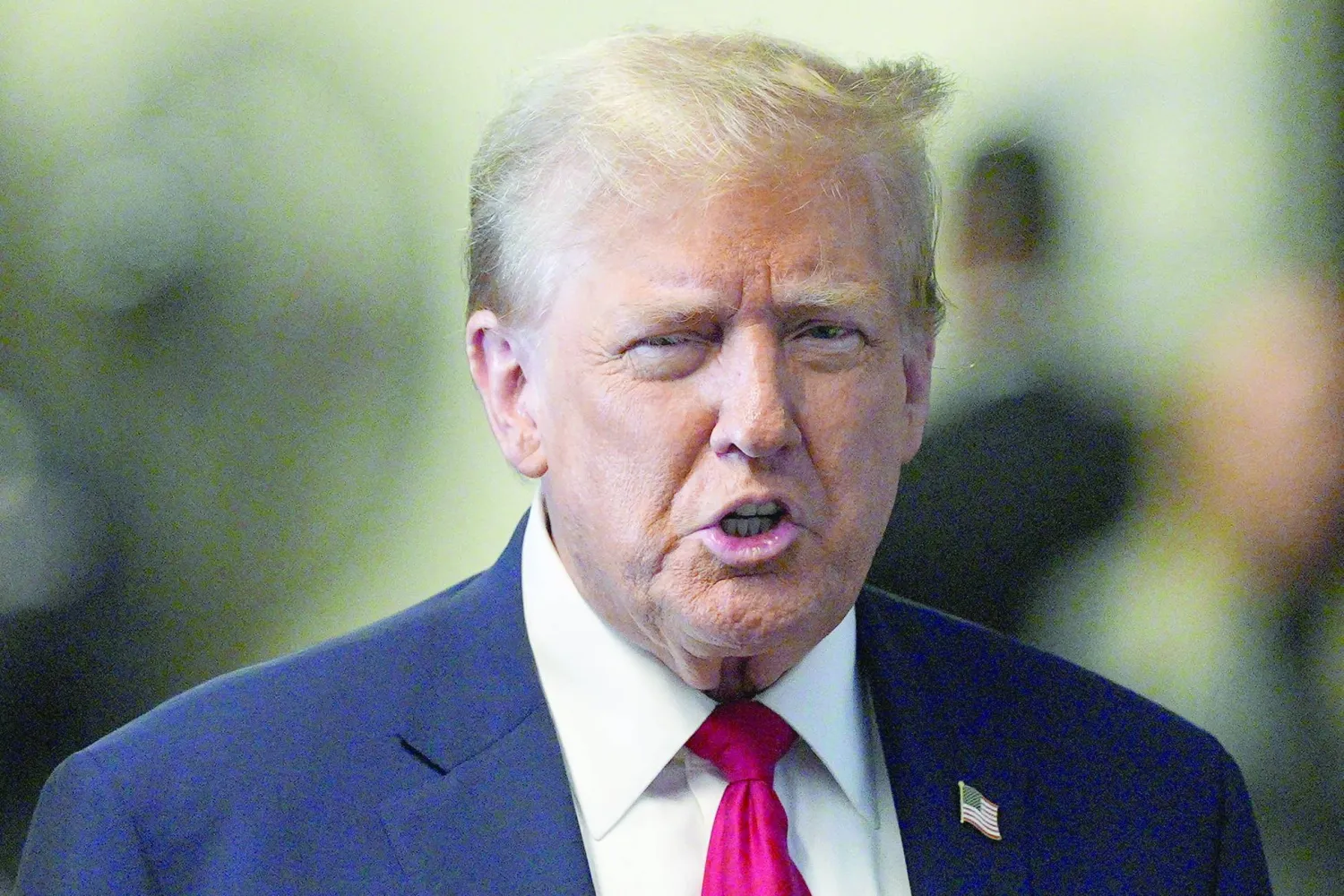 الرئيس الأميركي السابق دونالد ترمب متحدثاً على هامش محاكمته في نيويورك يوم 23 أبريل (رويترز)