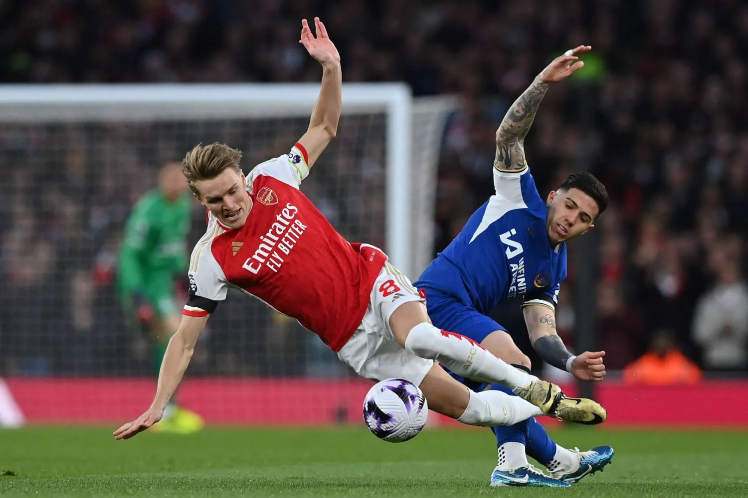 إنزو فرنانديز لاعب تشيلسي (يمين) أُصيب في لقاء آرسنال (أ.ف.ب)