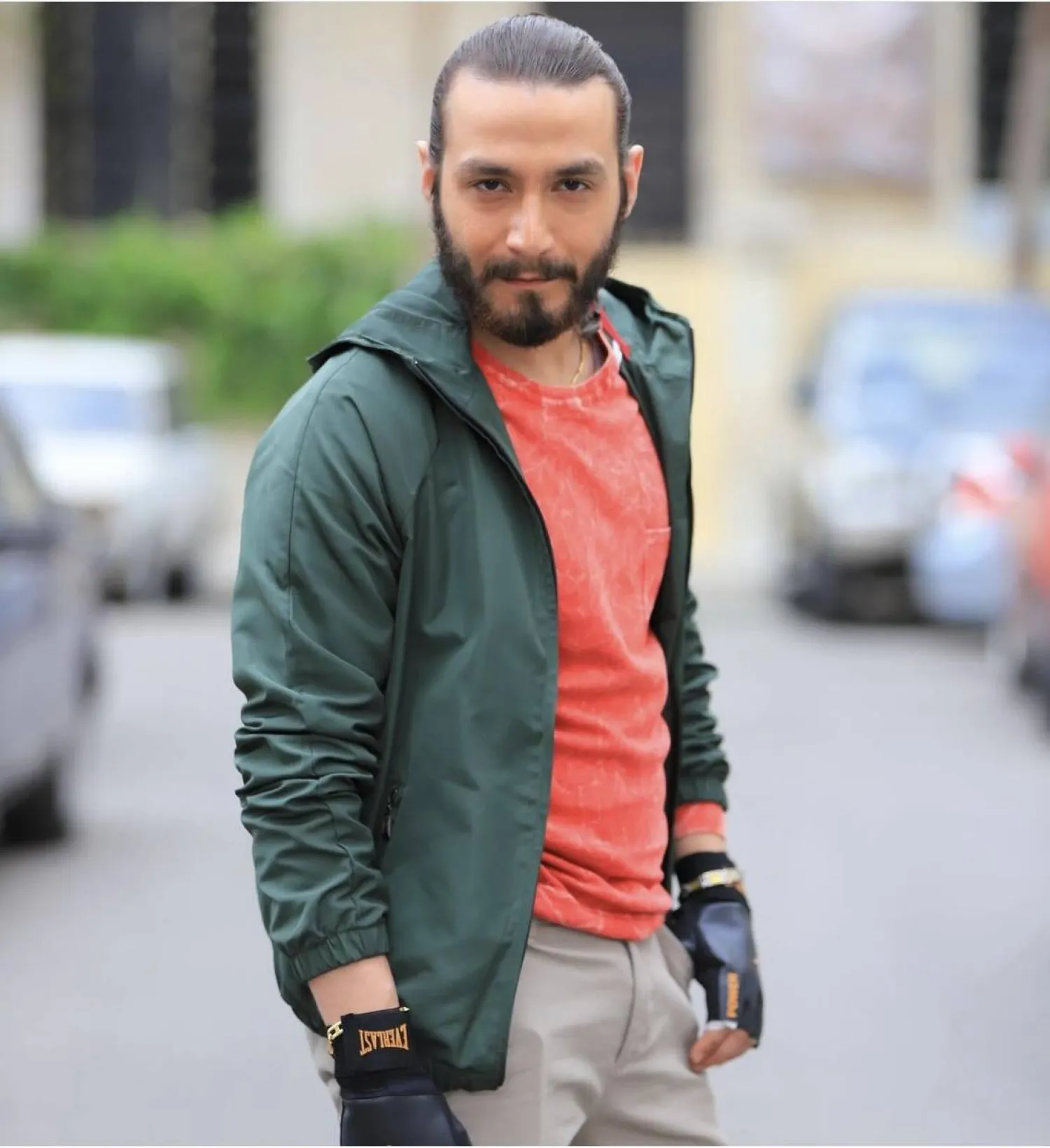 اكتشفت موهبته إثر عرض تخرجه من معهد الفنون السوري (حسابه على {انستغرام})