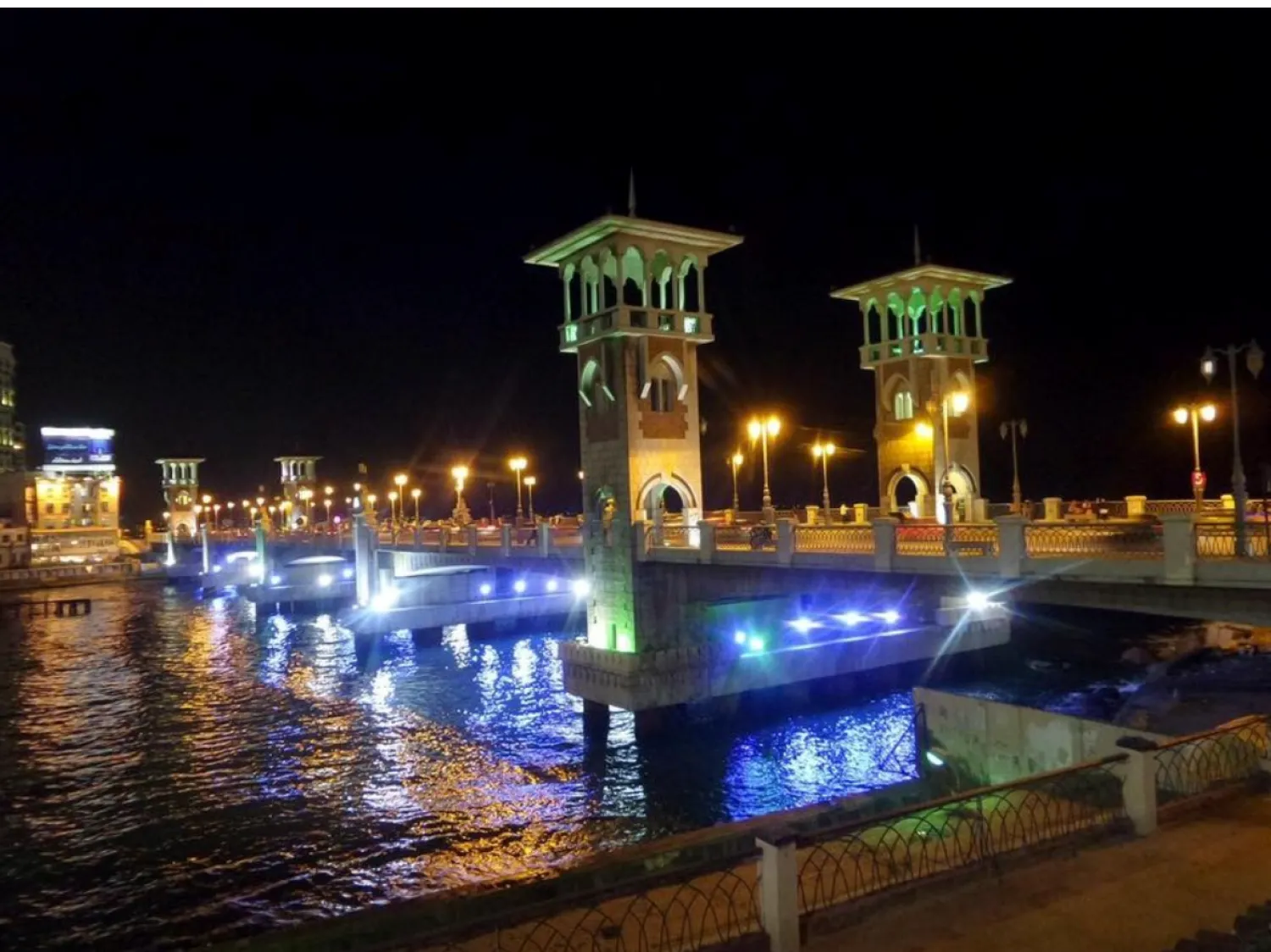 بدء تطبيق التوقيت الصيفي في مصر (كوبري ستانلي من صفحة محافظة الإسكندرية على «فيسبوك»)