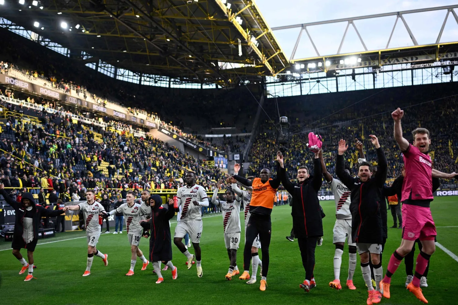 لاعبو ليفركوزن وفرحة الفوز على دورتموند ومواصلة مشوار الدوري الألماني من دون خسارة (أ.ف.ب)