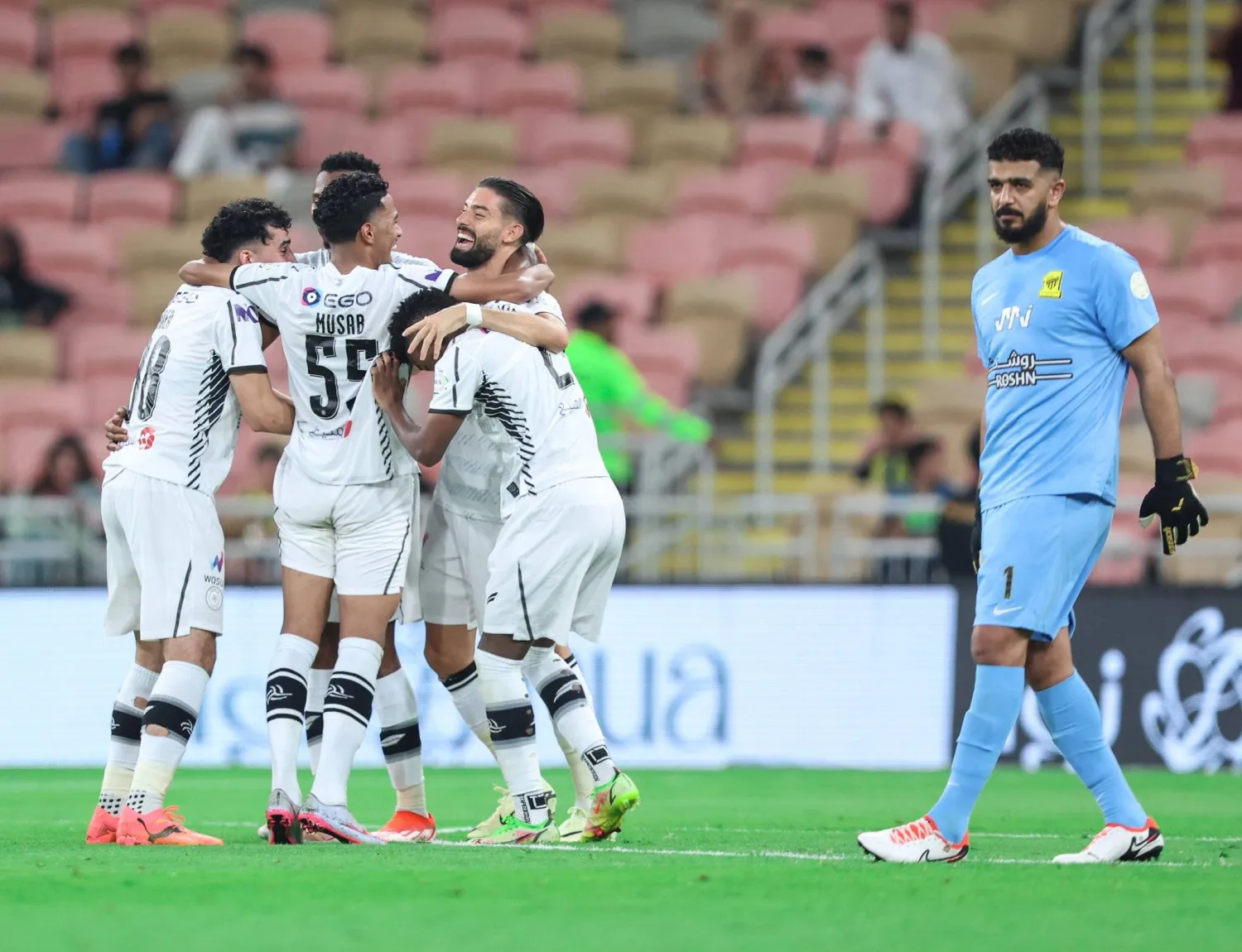 لاعبو الشباب يحتفلون بأحد أهدافهم وسط حسرة المعيوف حارس الاتحاد (الدوري السعودي)