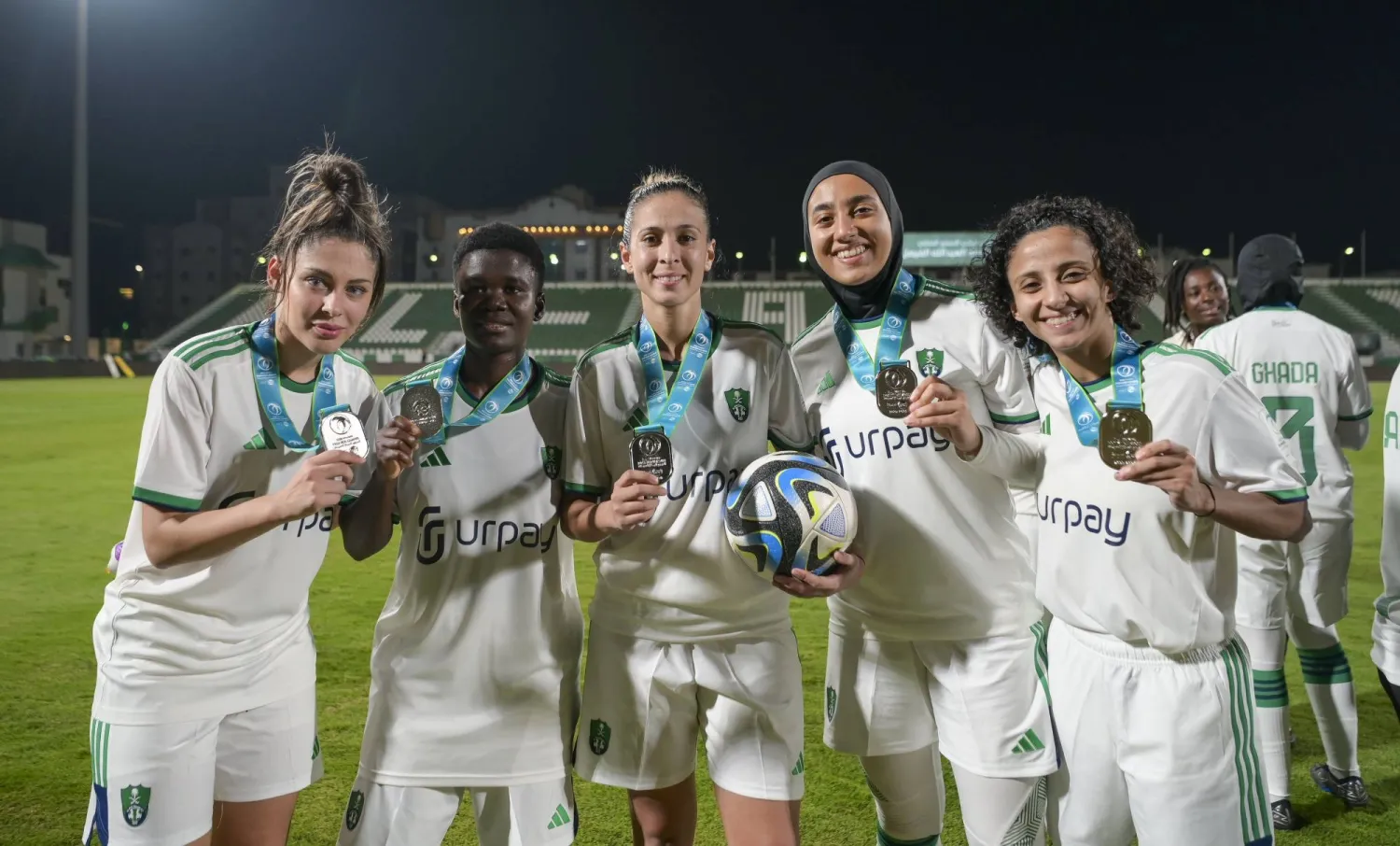 لاعبات الأهلي يحتفلن بميداليات الوصافة (الشرق الأوسط)