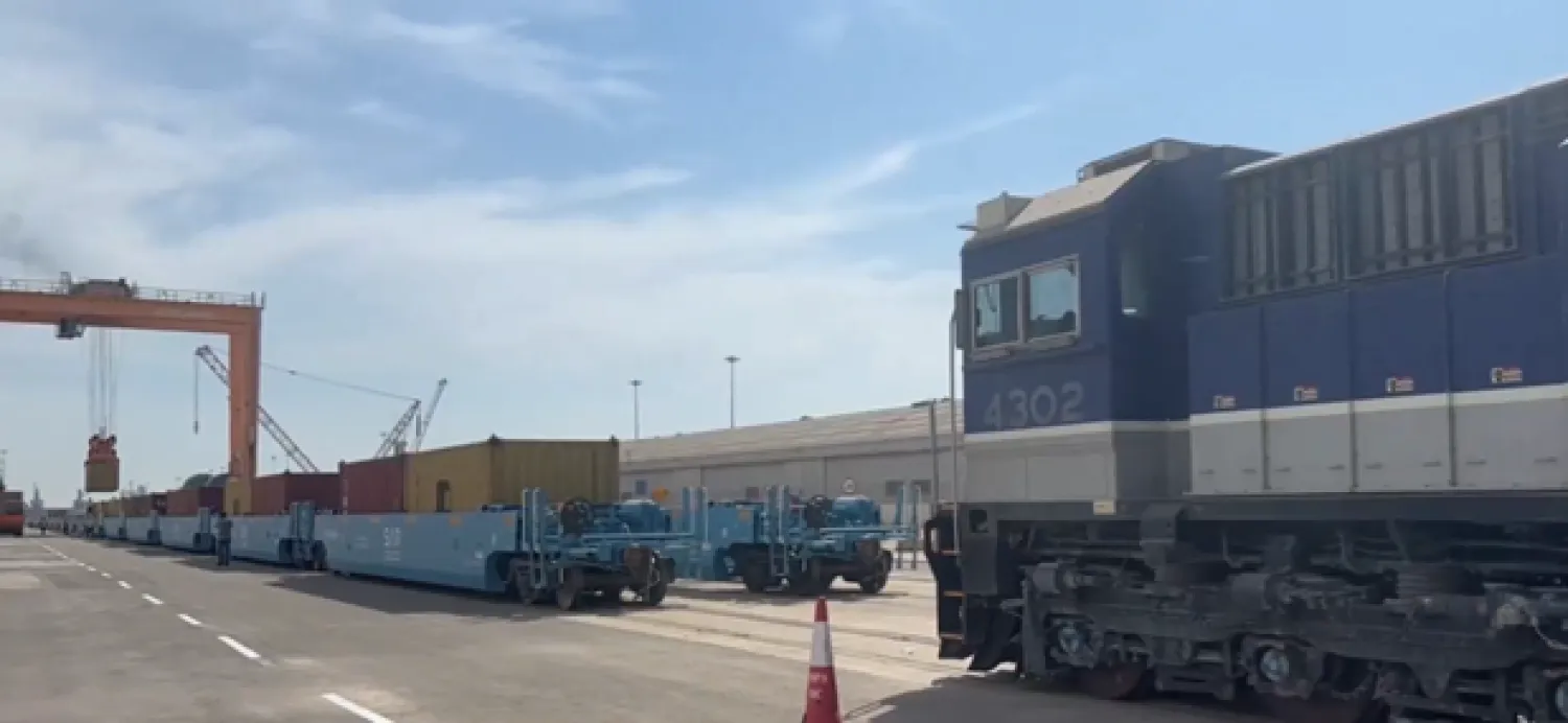 انطلاق أول رحلة لقطار شحن البضائع بين ميناء الجبيل التجاري على الخليج العربي والميناء الجاف في الرياض