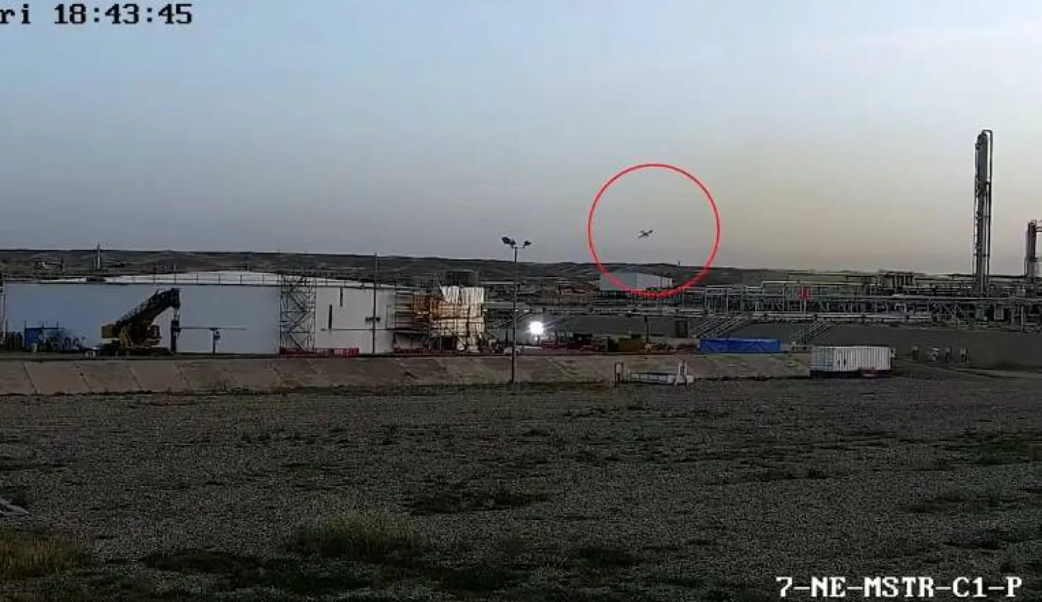 لقطة شاشة من كاميرا مراقبة وزعتها وسائل إعلام كردية تظهر اقتراب المسيّرة المفخخة من حقل «كورمور» الغازي شمال العراق.