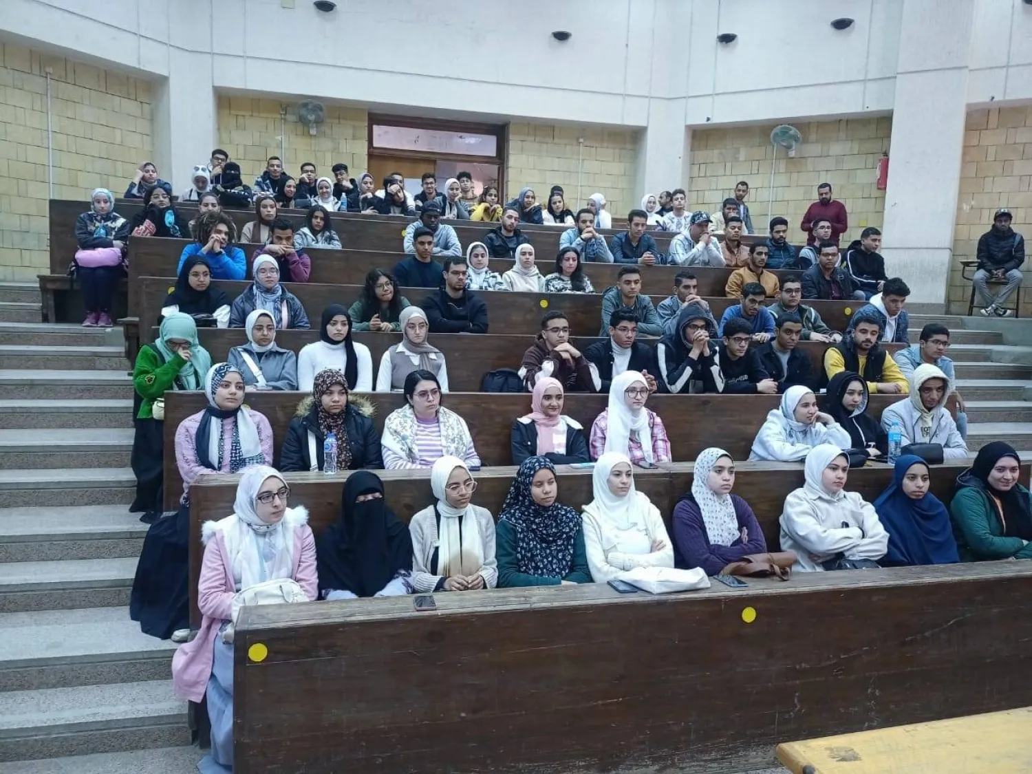 إحدى المحاضرات في كلية الحاسبات والذكاء الاصطناعي (صفحة جامعة حلوان على «فيسبوك»)