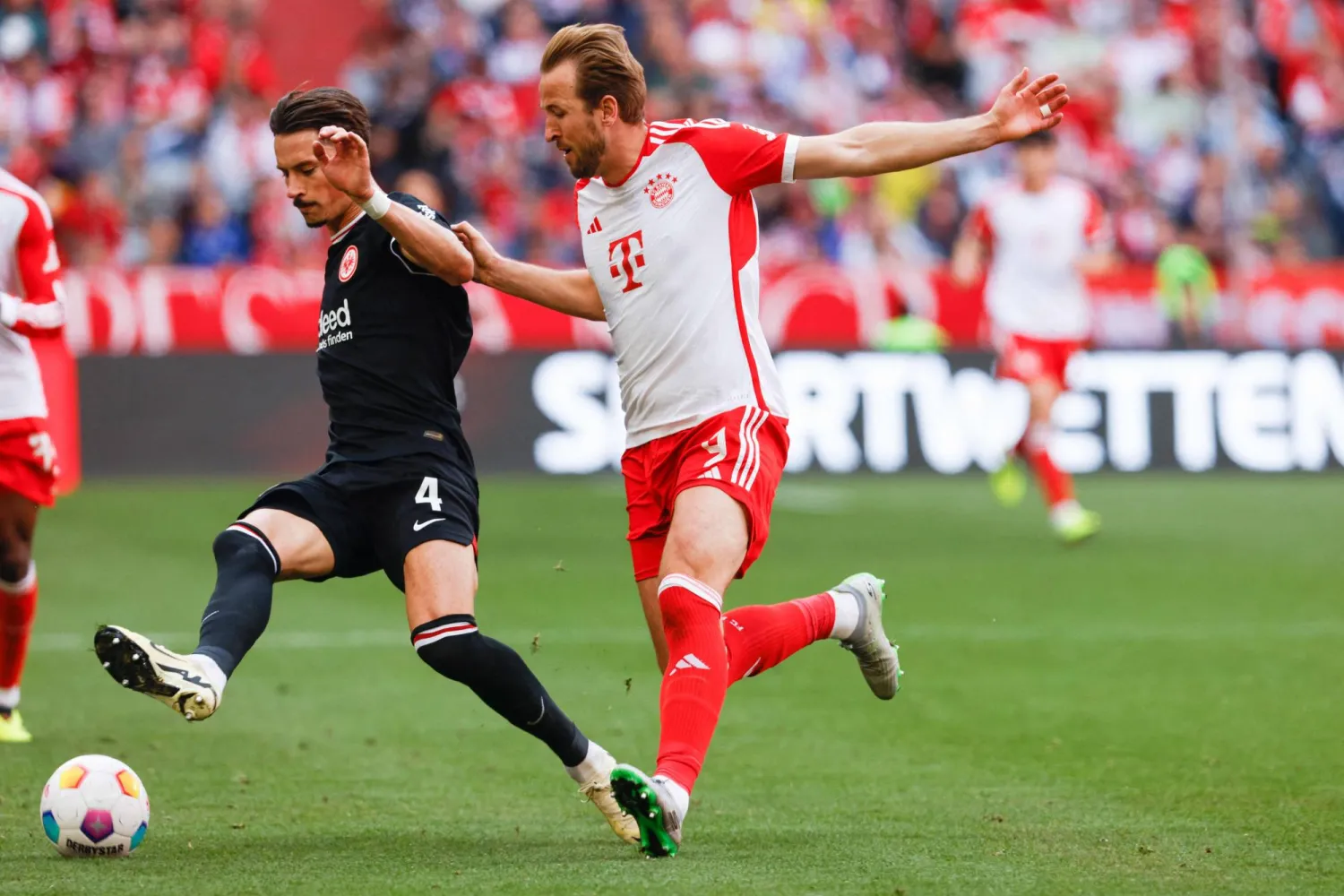 هاري كين هز شباك آينتراخت مرتين (أ.ف.ب)