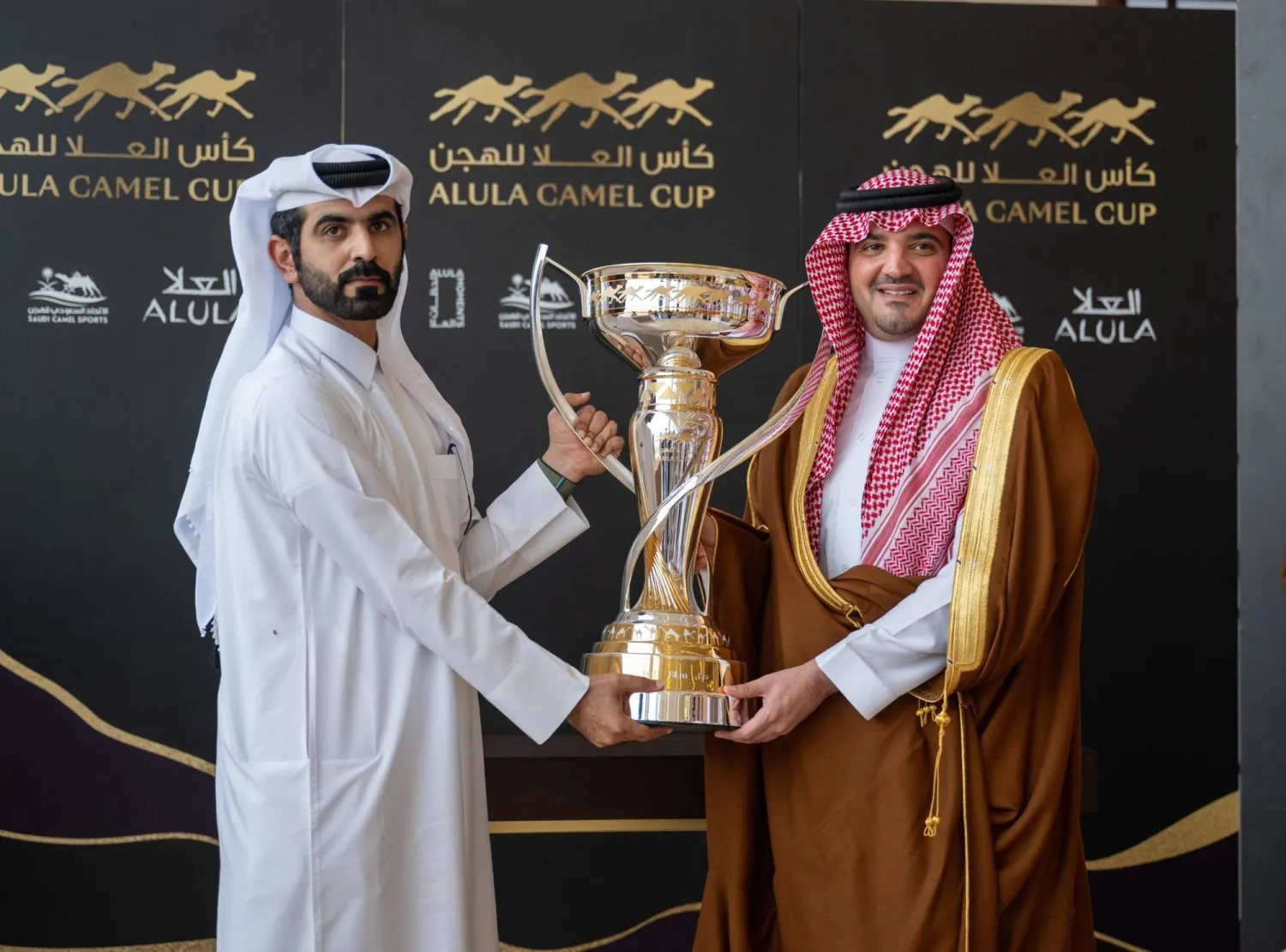 الأمير عبد العزيز بن سعود يسلم المضمر القطري محمد بن فاران كأس السباق (واس)