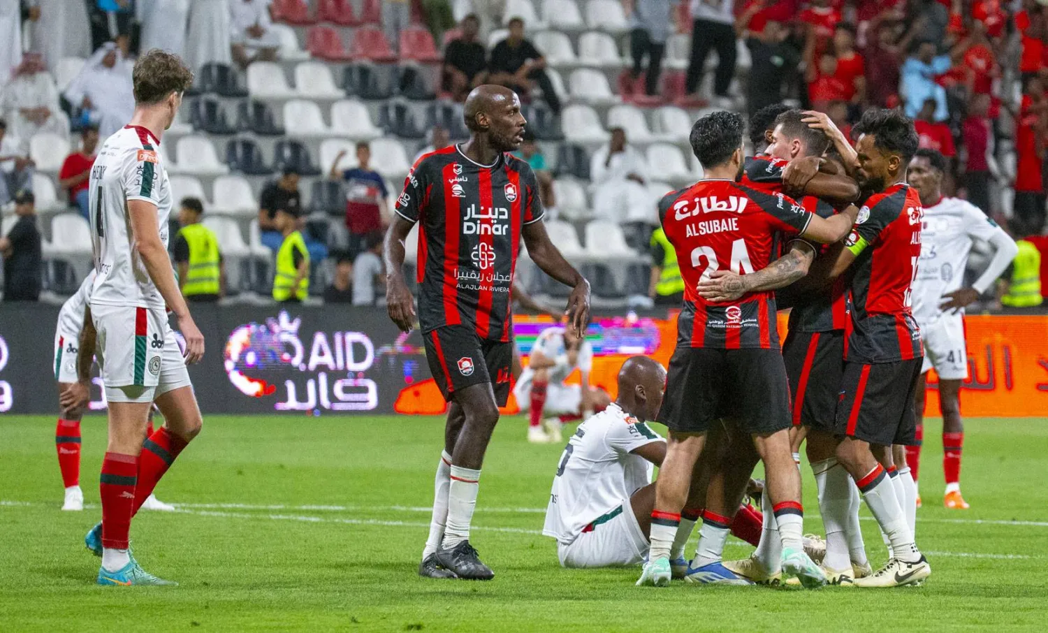 لاعبو الرائد يحتفلون بهدف التعديل أمام الاتفاق (تصوير: سعد الدوسري)