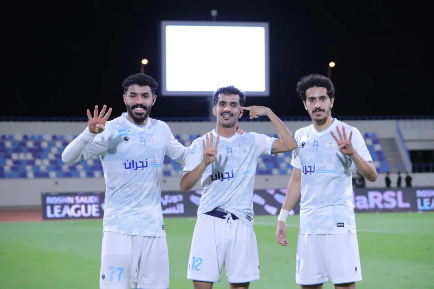 فرحة عارمة لفريق الأخدود بعد انتصاره برباعية على أبها (الدوري السعودي)