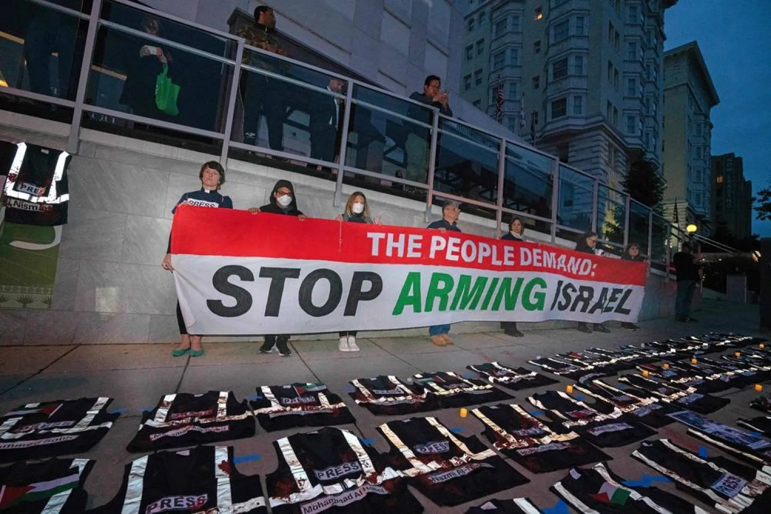  A makeshift memorial to slain Palestinian journalists is set up on a sidewalk as pro-Palestinian protestors demonstrate outside the White House Correspondents' Association (WHCA) dinner at the Washington Hilton, in Washington, DC, on April 27, 2024. (AFP)