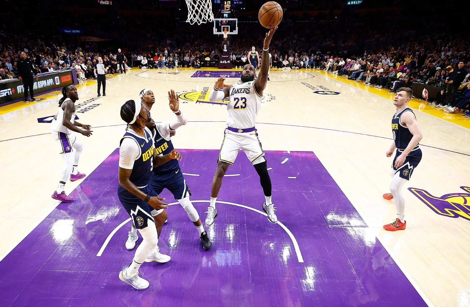 ليبرون جيمس قاد ليكرز للفوز بتسجيله 30 نقطة (أ.ف.ب)