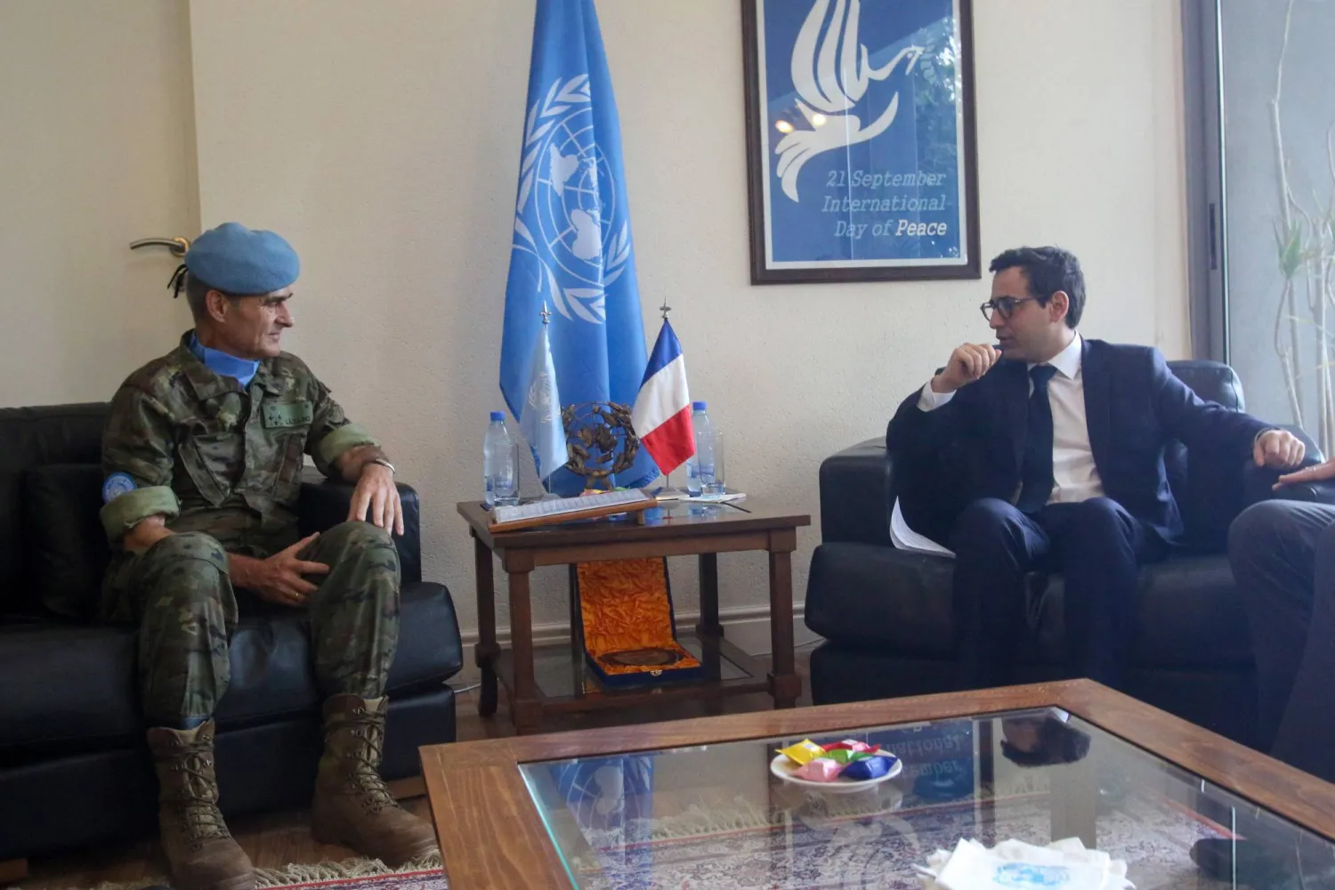 وزير الخارجية الفرنسي خلال لقائه اللواء أرولدو لازارو ساينز رئيس بعثة «اليونيفيل√ في بلدة الناقورة بجنوب لبنان (أ.ف.ب)