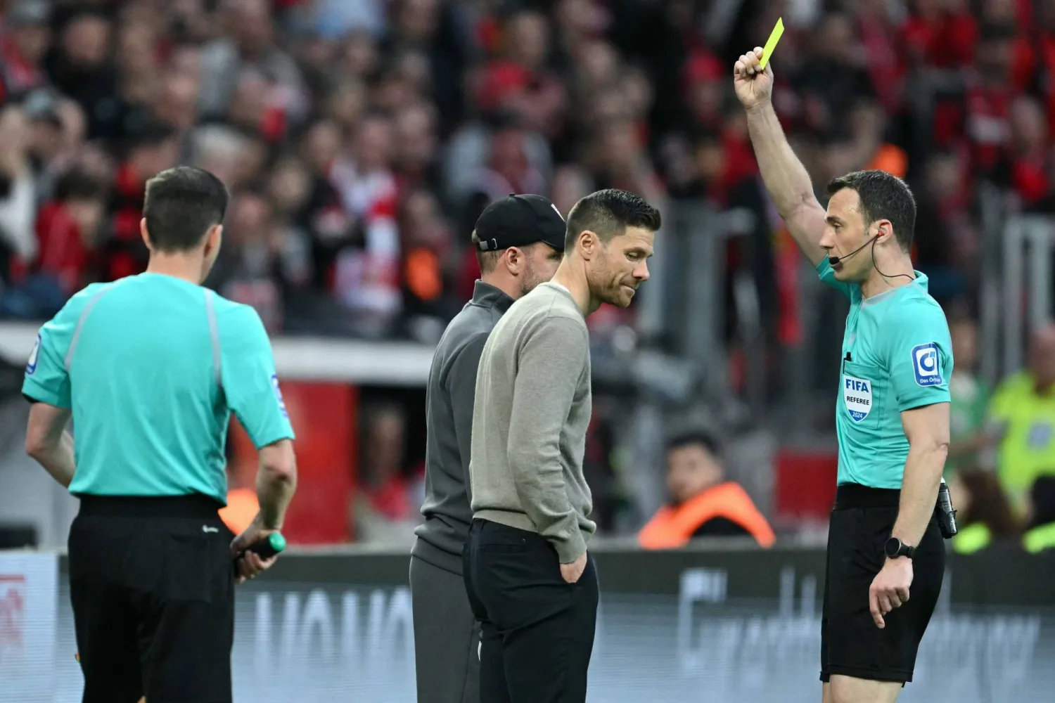 ألونسو مدرب باير ليفركوزن تلقى البطاقة الصفراء الرابعة هذا الموسم (أ.ف.ب)