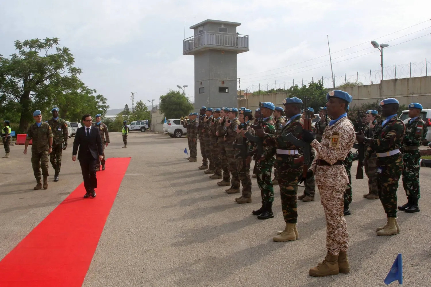جنود في «اليونيفيل» يؤدون التحية العسكرية لوزير الخارجية الفرنسي بجنوب لبنان الأحد (أ.ف.ب)