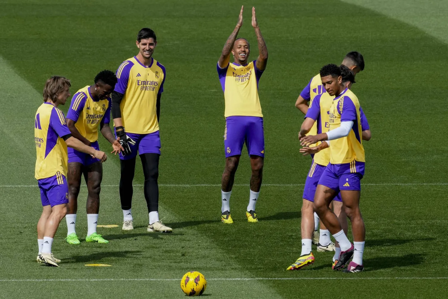 إيدير ميليتاو وتيبو كورتوا خلال تدريبات ريال مدريد (إ.ب.أ)