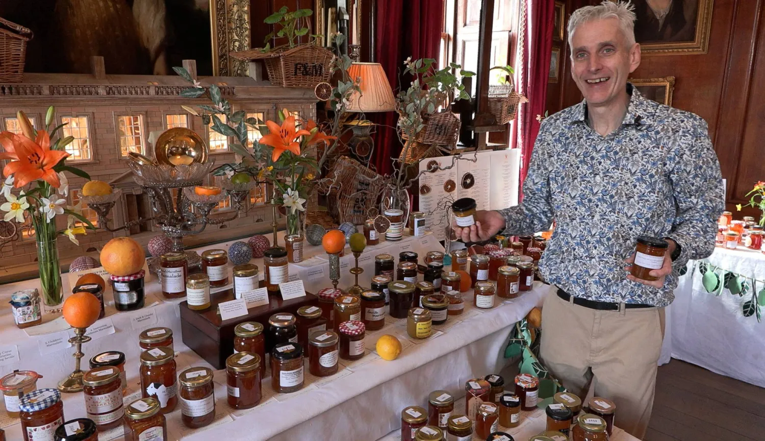 الفائز ستيفن سنيد (52 عاماً) يقف مع الجرتين الفائزتين مربى البرتقال والليمون (أ.ف.ب)