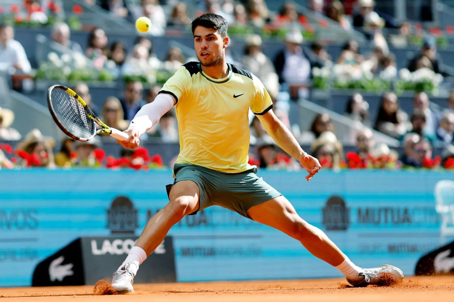 الإسباني كارلوس ألكاراس خلال مواجهته البرازيلي تياغو ضمن منافسات دورة مدريد للماسترز (أ.ف.ب)