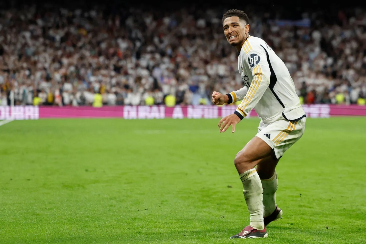 بيلينغهام يحتفل بهدفه الحاسم في مباراة الكلاسيكو في مشهد تكرر كثيراً للنجم الإنجليزي هذا الموسم (أ.ف.ب)