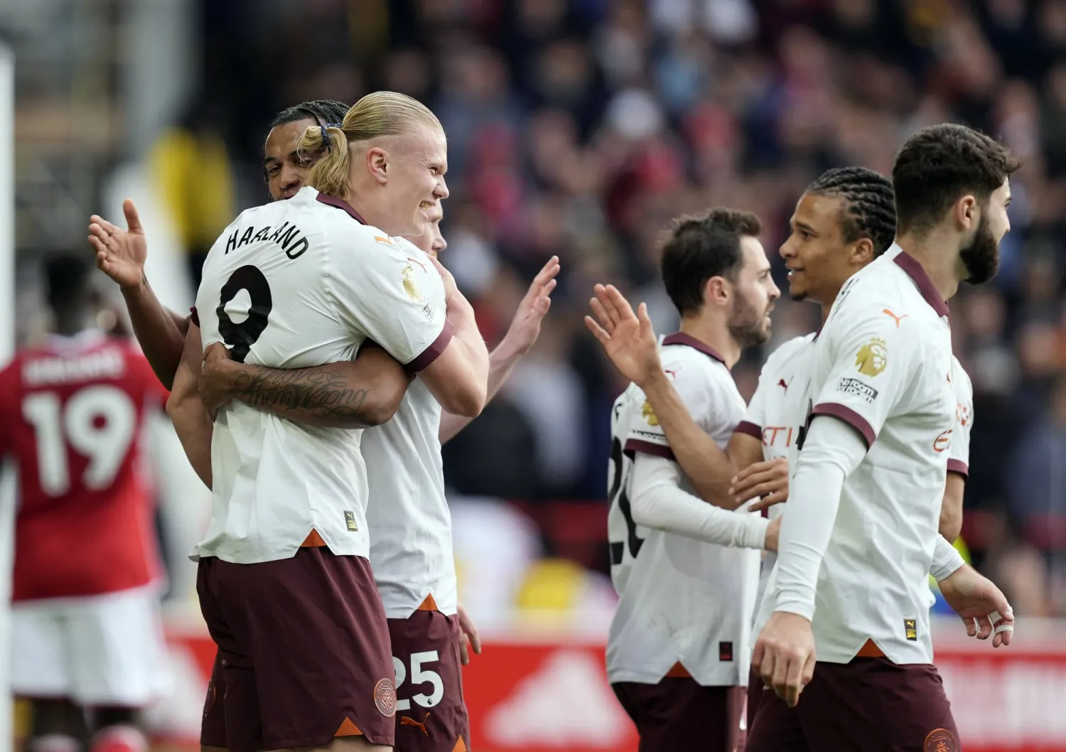 فرحة لاعبي مانشستر سيتي بهدف هالاند الثاني في مرمى نوتنغهام فورست في الدوري الإنجليزي الممتاز (إ.ب.أ)