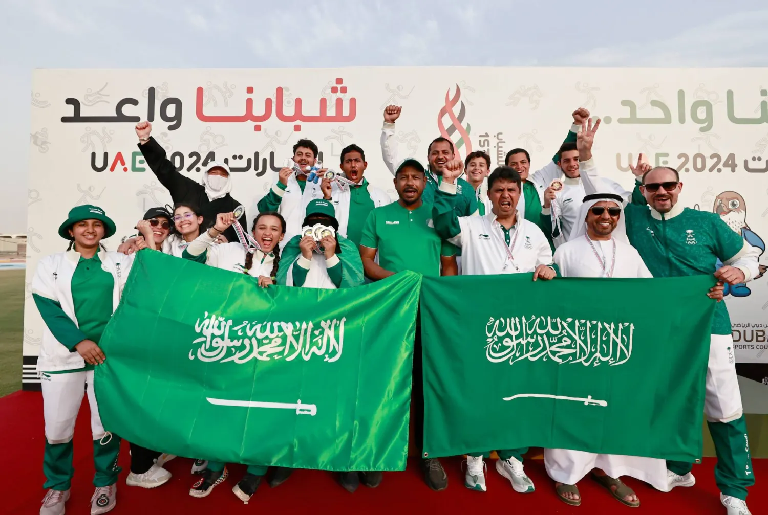 أعضاء البعثة السعودية يحتفلون بحصادهم الكبير الأحد (الشرق الأوسط)