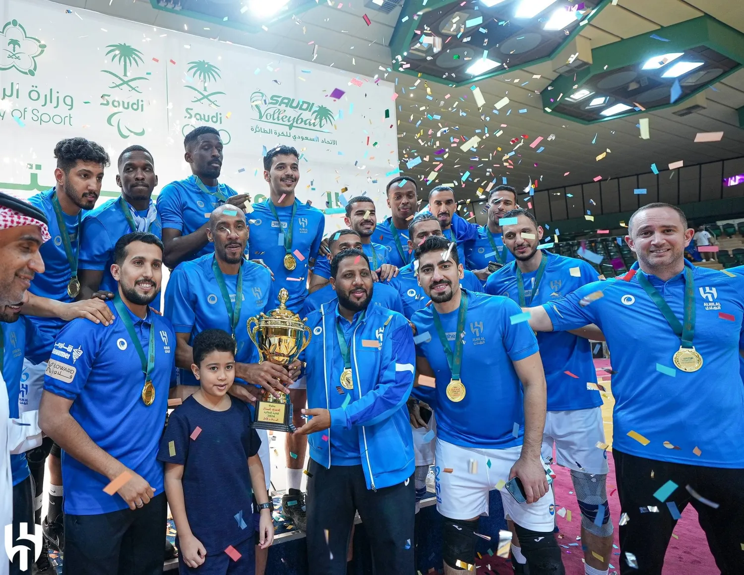 لاعبو طائرة الهلال خلال تتويجهم باللقب (الهلال)