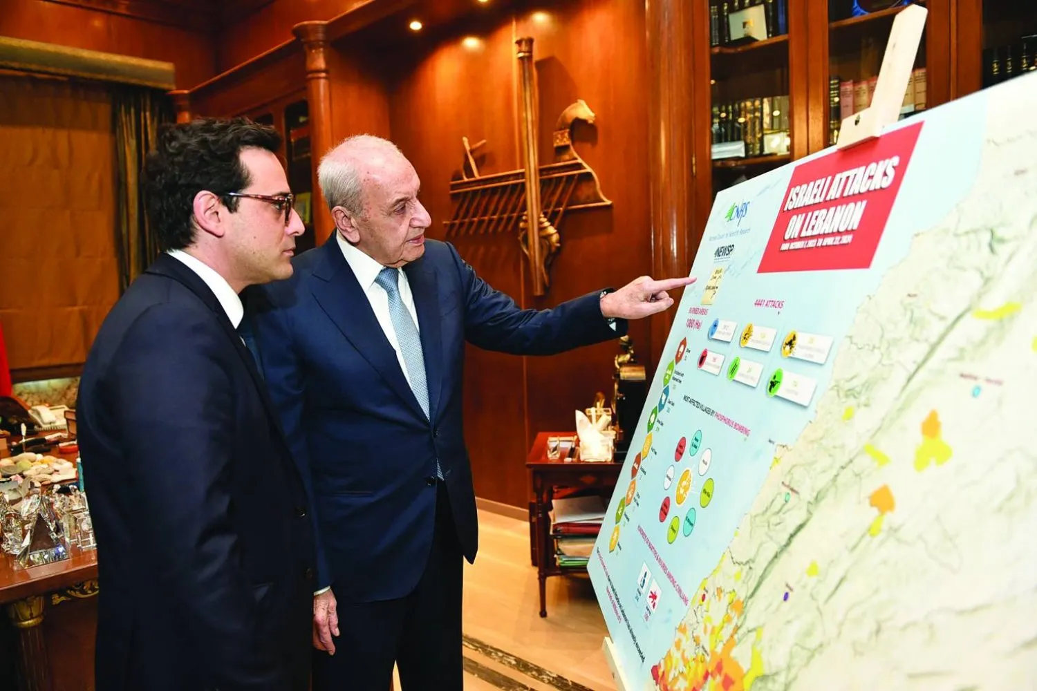 Berri, Fransa Dışişleri Bakanı'na İsrail'in Lübnan topraklarındaki hedef noktalarını gösteren bir harita sundu (AFP)