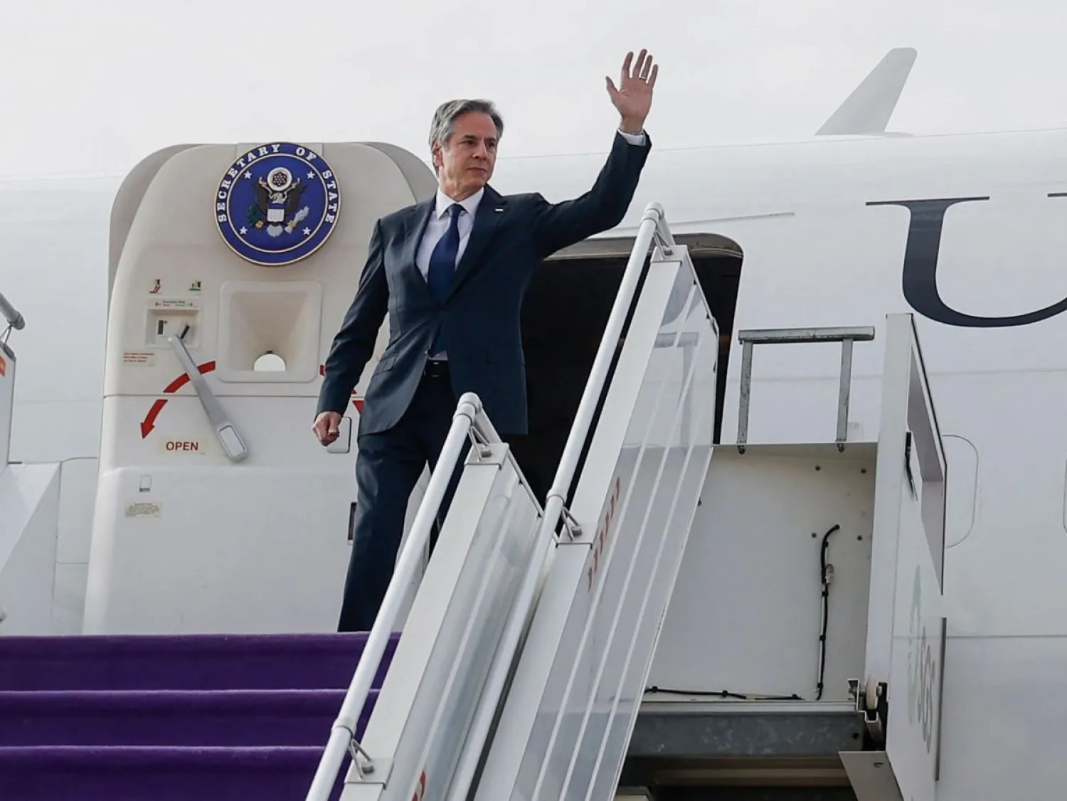 بلينكن لدى وصوله إلى مطار الرياض الدولي اليوم (أ.ف.ب)