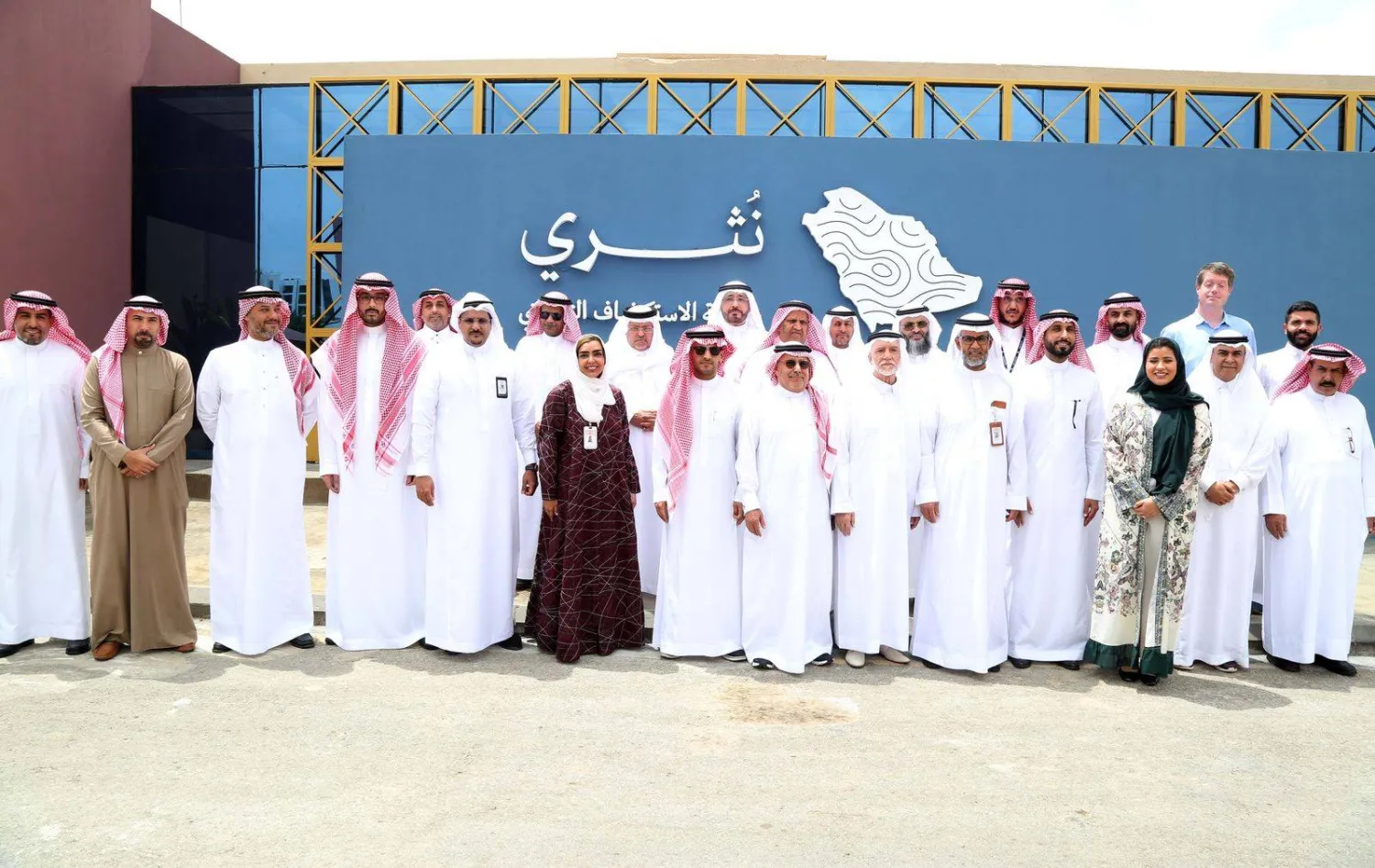 صورة جماعية جمعت وكيل وزارة الصناعة ورئيس الهيئة وعدداً من الشخصيات (تصوير: غازي مهدي)