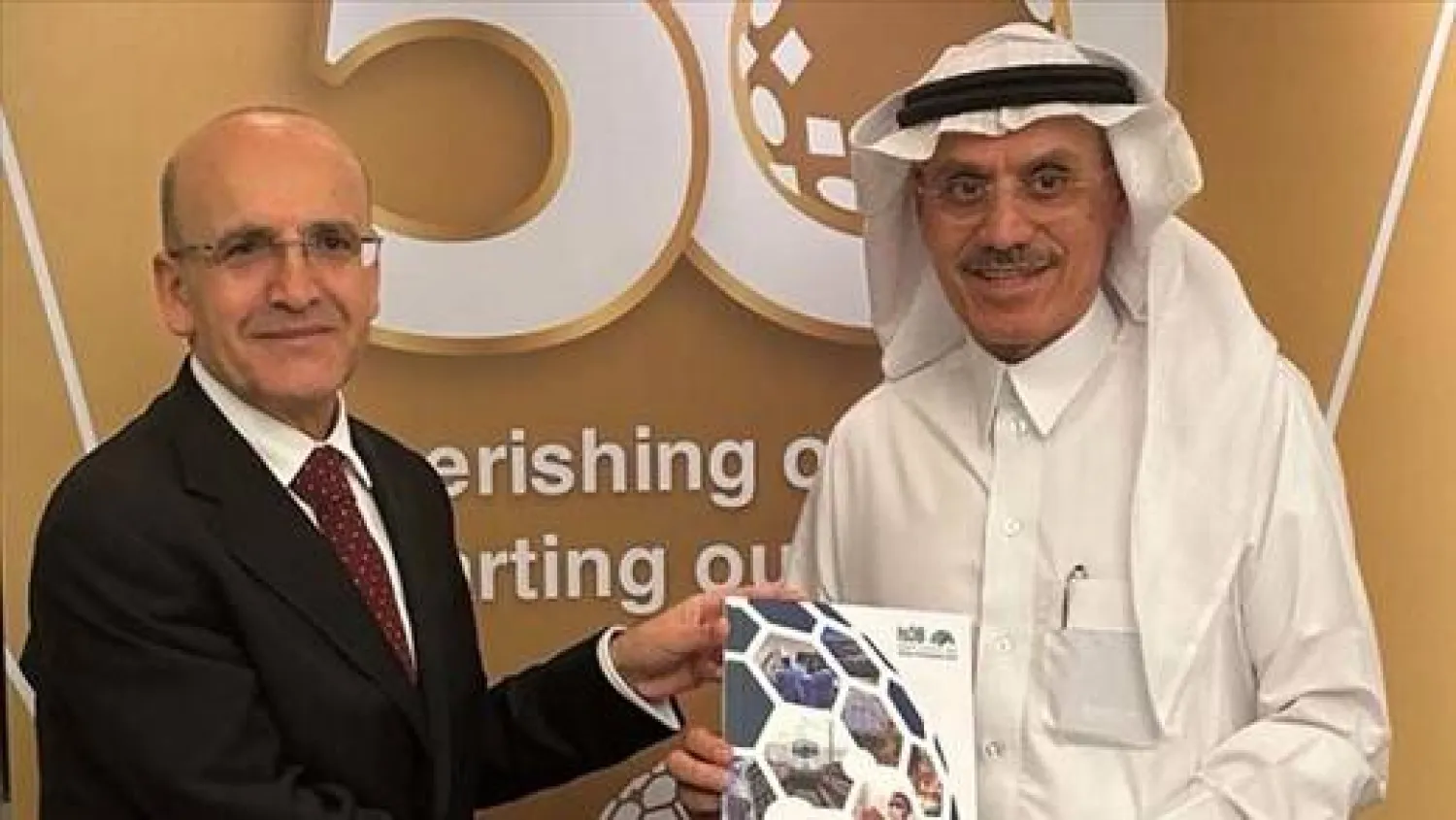 وزير الخزانة والمالية التركي محمد شيمشك ورئيس البنك الإسلامي للتنمية محمد الجاسر خلال لقائهما في السعودية (من حساب شيمشك على إكس)