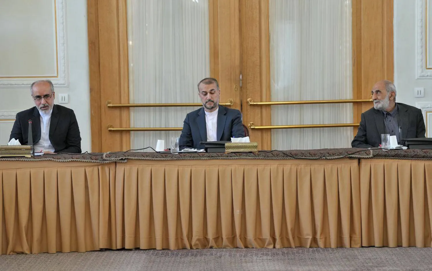 كنعاني يتحدث خلال لقاء وزير الخارجية حسين أمير عبداللهيان ومسؤولي وسائل الإعلام وفي الصورة حسين شريعتمداري رئيس تحرير صحيفة «كيهان» وممثل المرشد الإيراني (الخارجية الإيرانية)