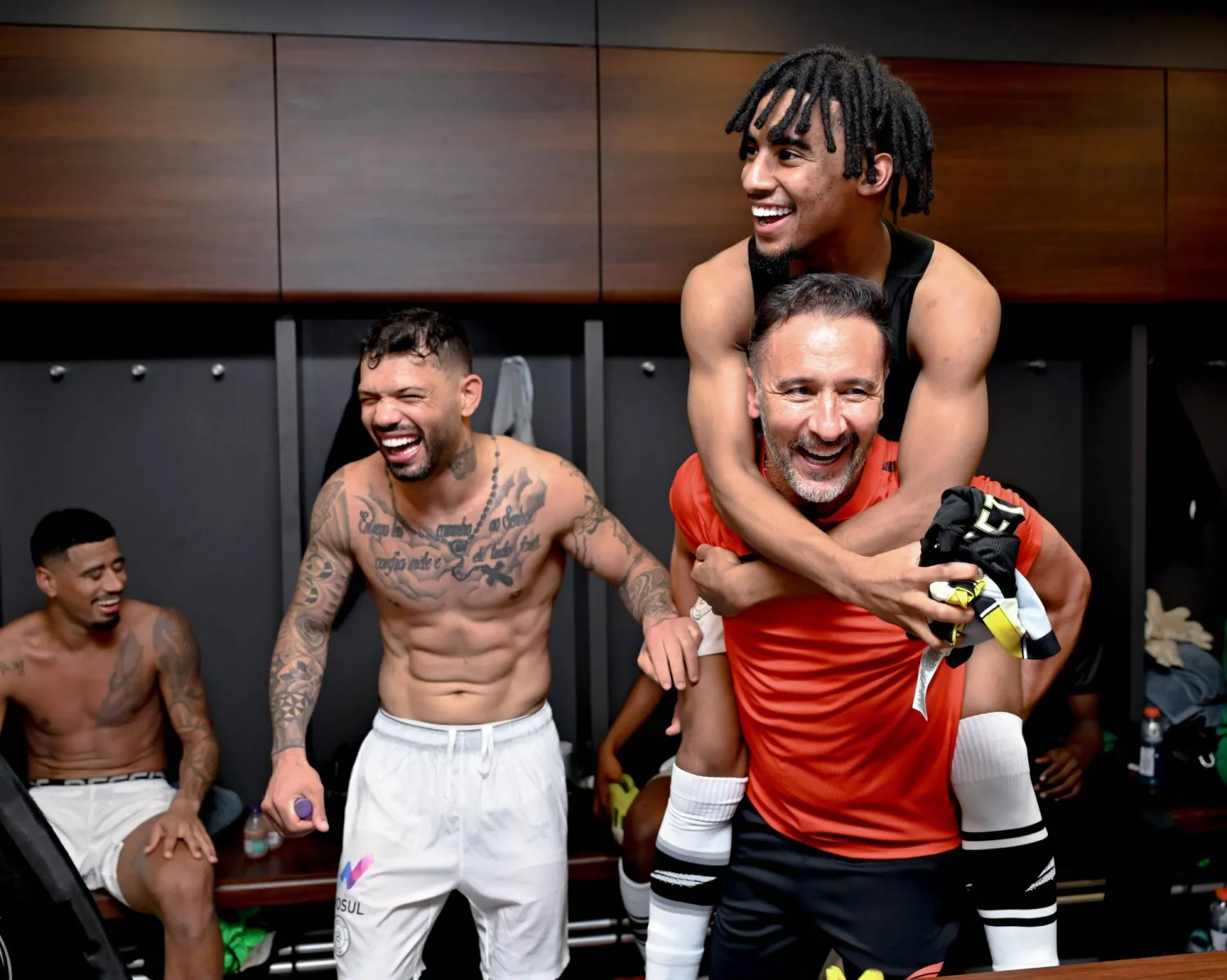 فيتور بيريرا مدرب الشباب يحتفل مع اللاعبين بالفوز على الاتحاد (نادي الشباب)