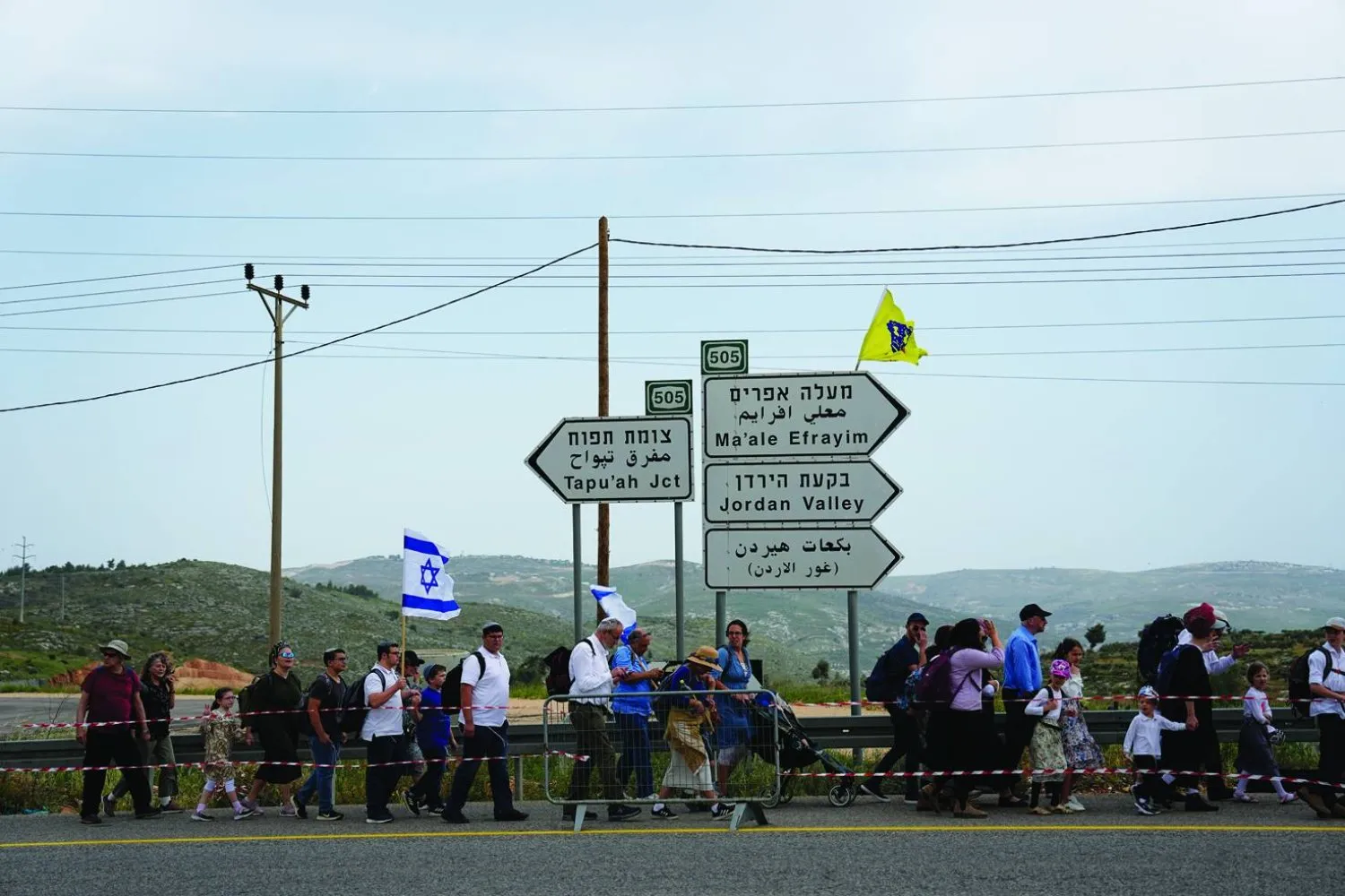 Yahudi yerleşimcilerin hükümetin sağ görüşlü bakanlarının katılımıyla Batı Şeria'nın kuzeyindeki Evyatar karakoluna düzenledikleri yürüyüşten, Nisan 2023 (AP)