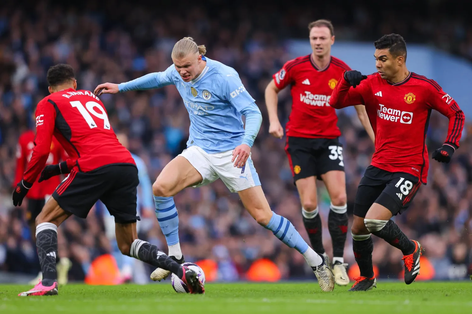 مانشستر يونايتد ومانشستر سيتي يعترضان على سقف الإنفاق (غيتي)